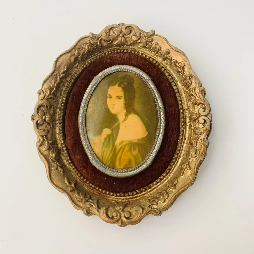 Vintage Cameo Gold Ornate Oval Wall Victorian Portrait Frame Velvet Mat 4”x 5”